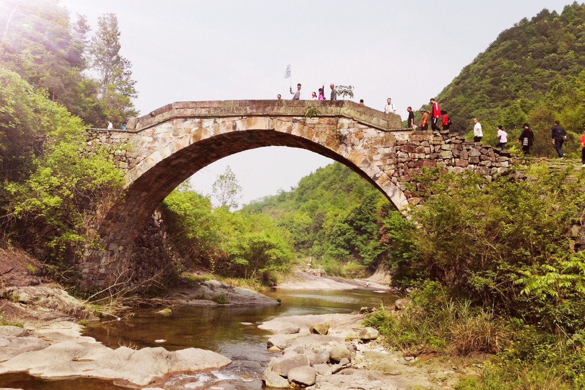 安山古道浙江绍兴新昌安山古道一路山水溪流相伴高山湖泊村落如水墨