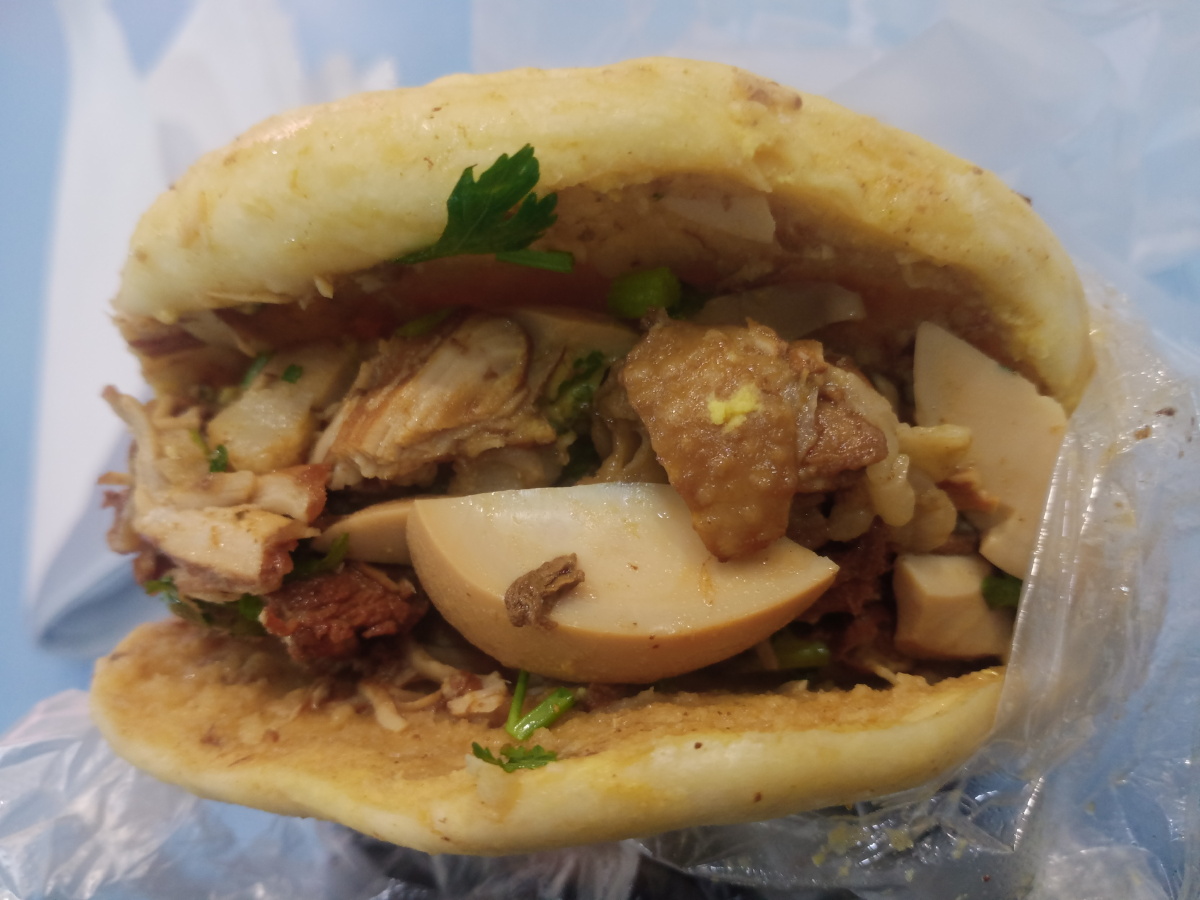 西安肉夹馍,我又加了个卤蛋,卤蛋丝滑,渗入鸡肉口感更加的美味,感觉没