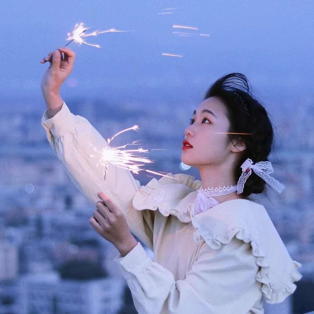 为三闺蜜准备的头像,特别温柔,希望她们可以一辈子都这么好.