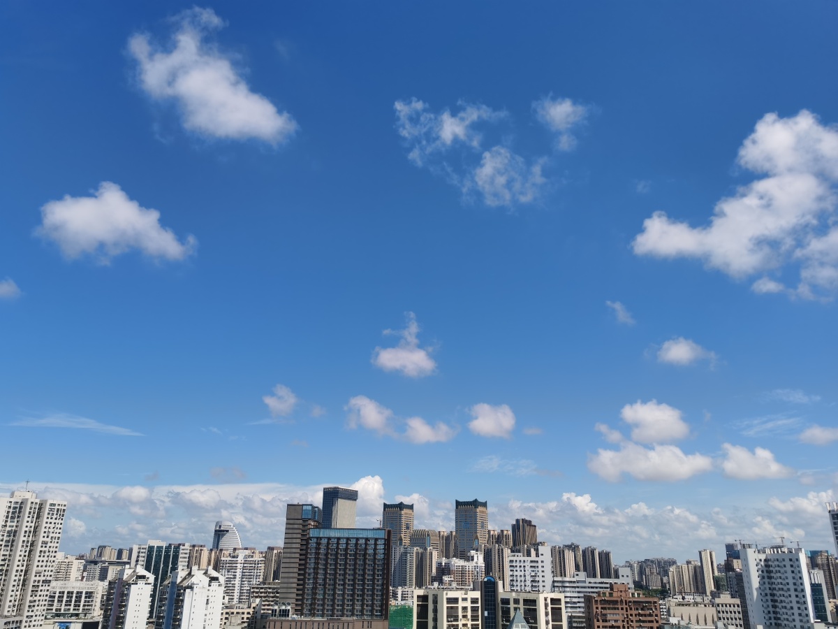 炎夏城市蓝天白云