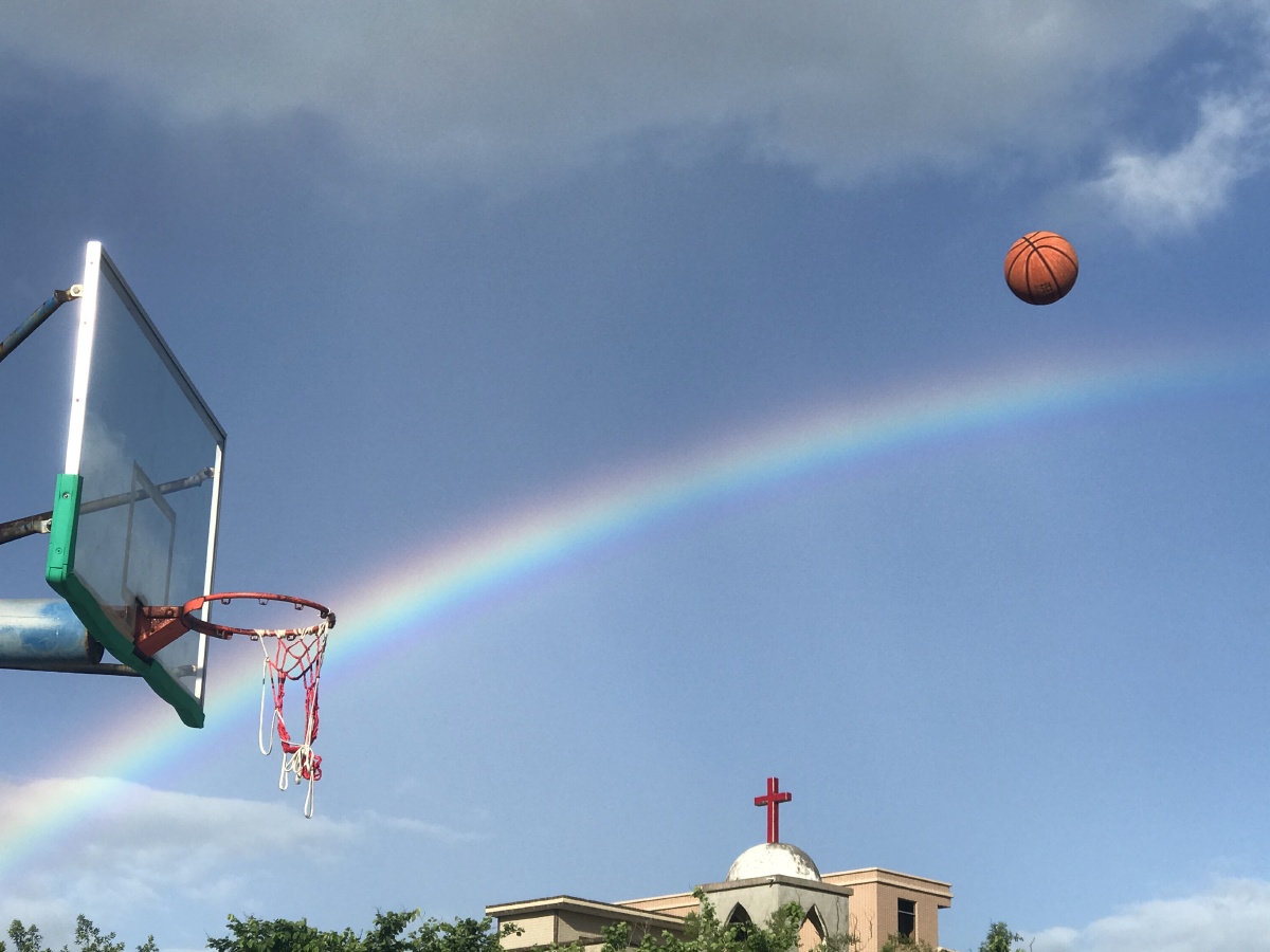 学校天空有篮球彩虹相伴由iphone7p拍摄