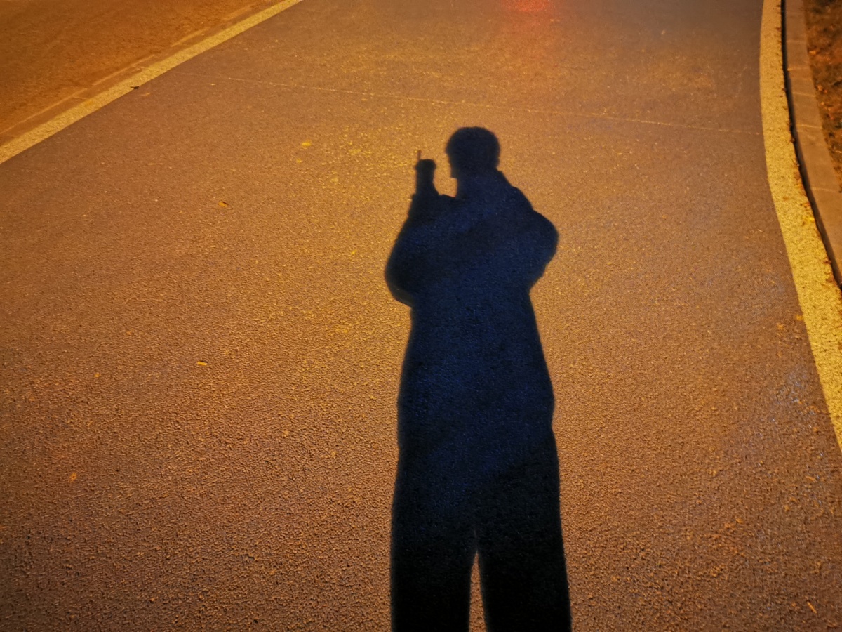 一个路灯四个行人