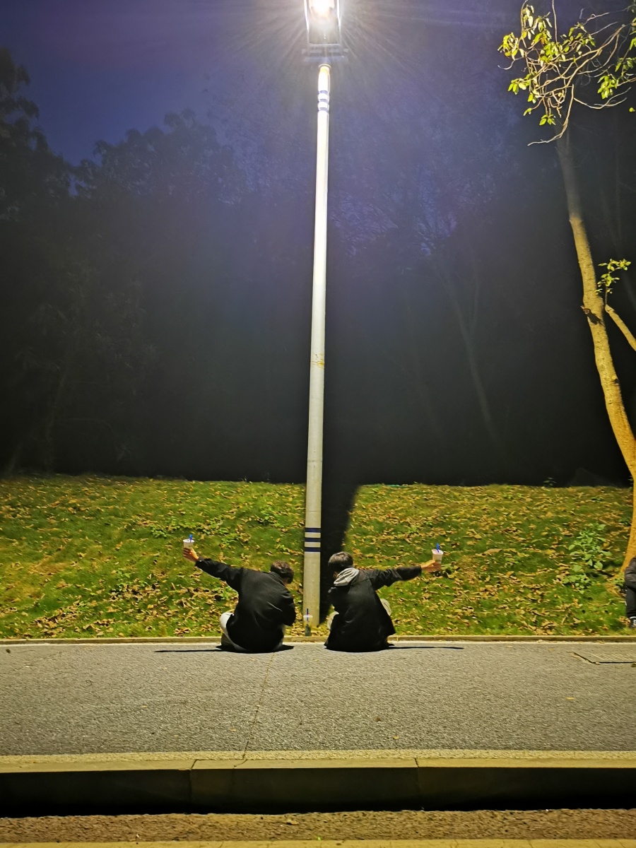 一个路灯四个行人