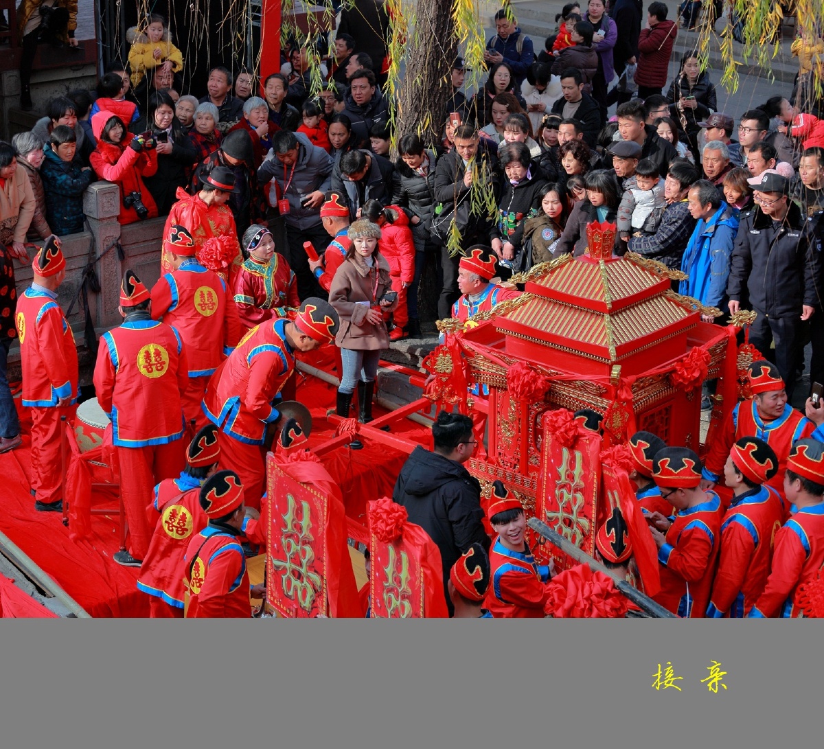 水上婚礼是安昌古镇的传统习俗,也是腊月风情节的一幕.