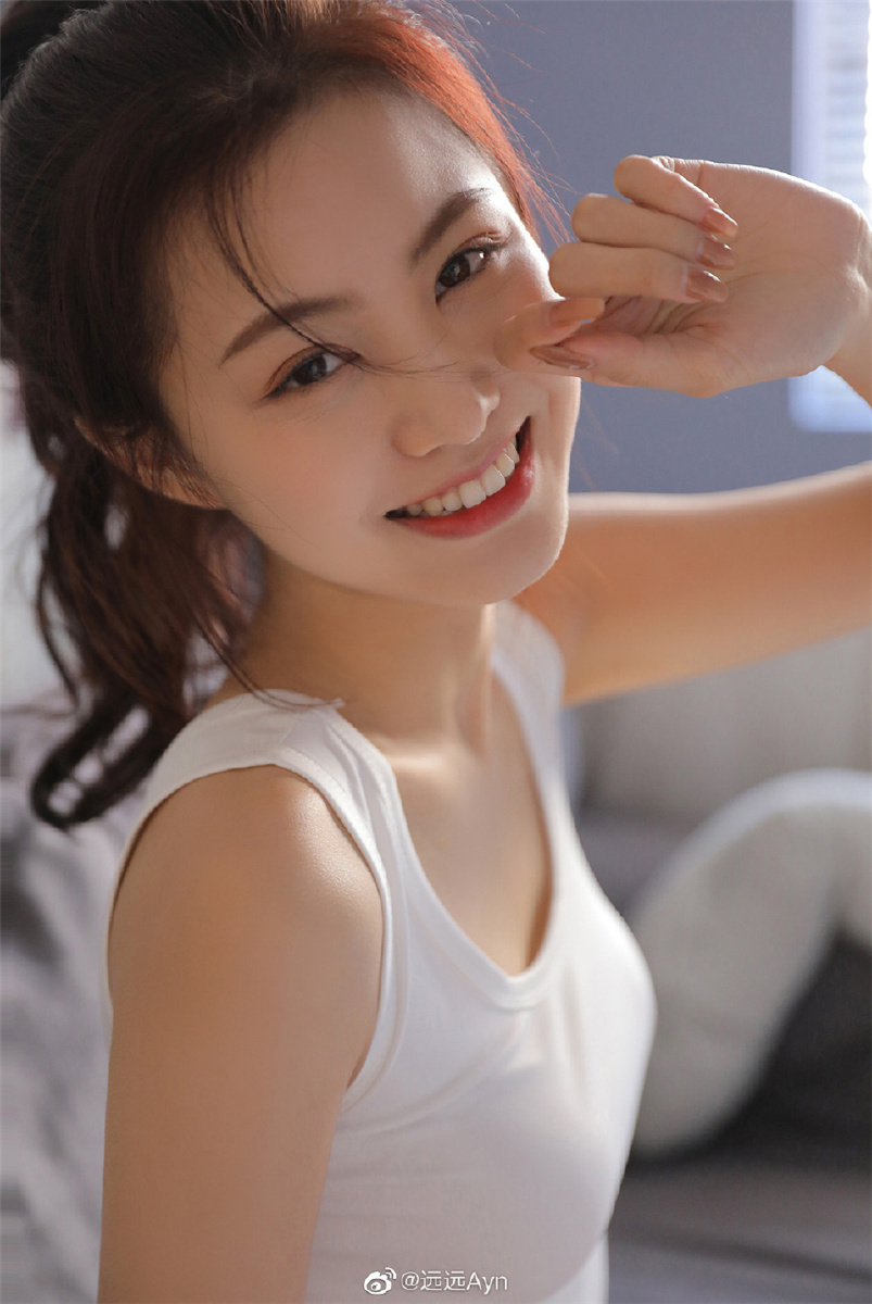 新养眼学霸校花美少女白色背心居家生活休闲浪漫写真