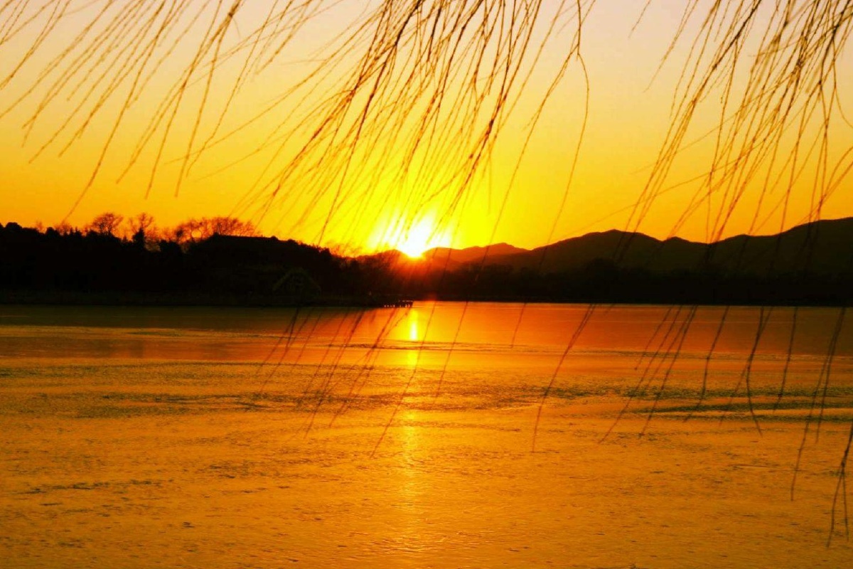 北京颐和园太阳落山夕阳红