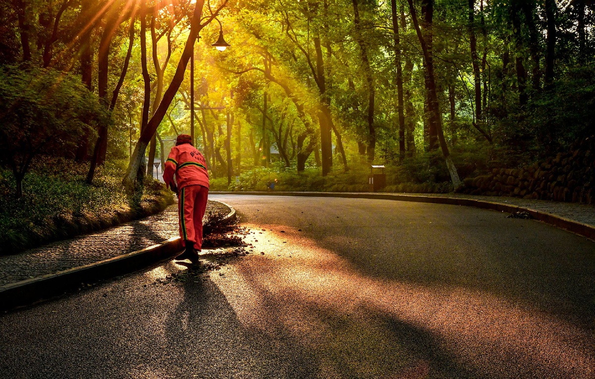 晨曦中的环卫工