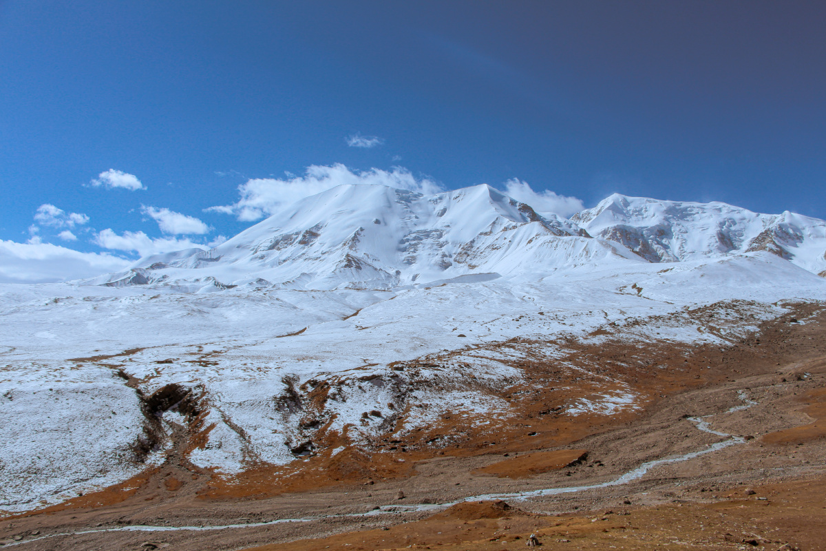 阿尼玛卿雪山主峰玛卿岗日海拔6282米和冈仁波齐梅里雪山和玉树尕朵觉