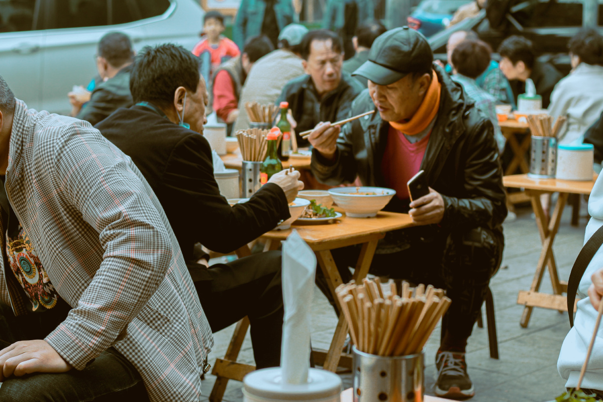 冬日里成都街边面馆吃面的人们