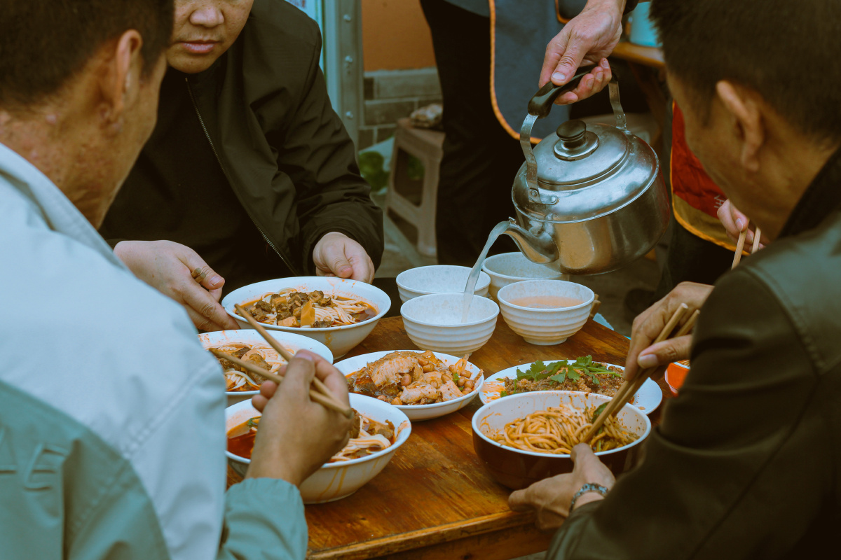 冬日里成都街边面馆吃面的人们