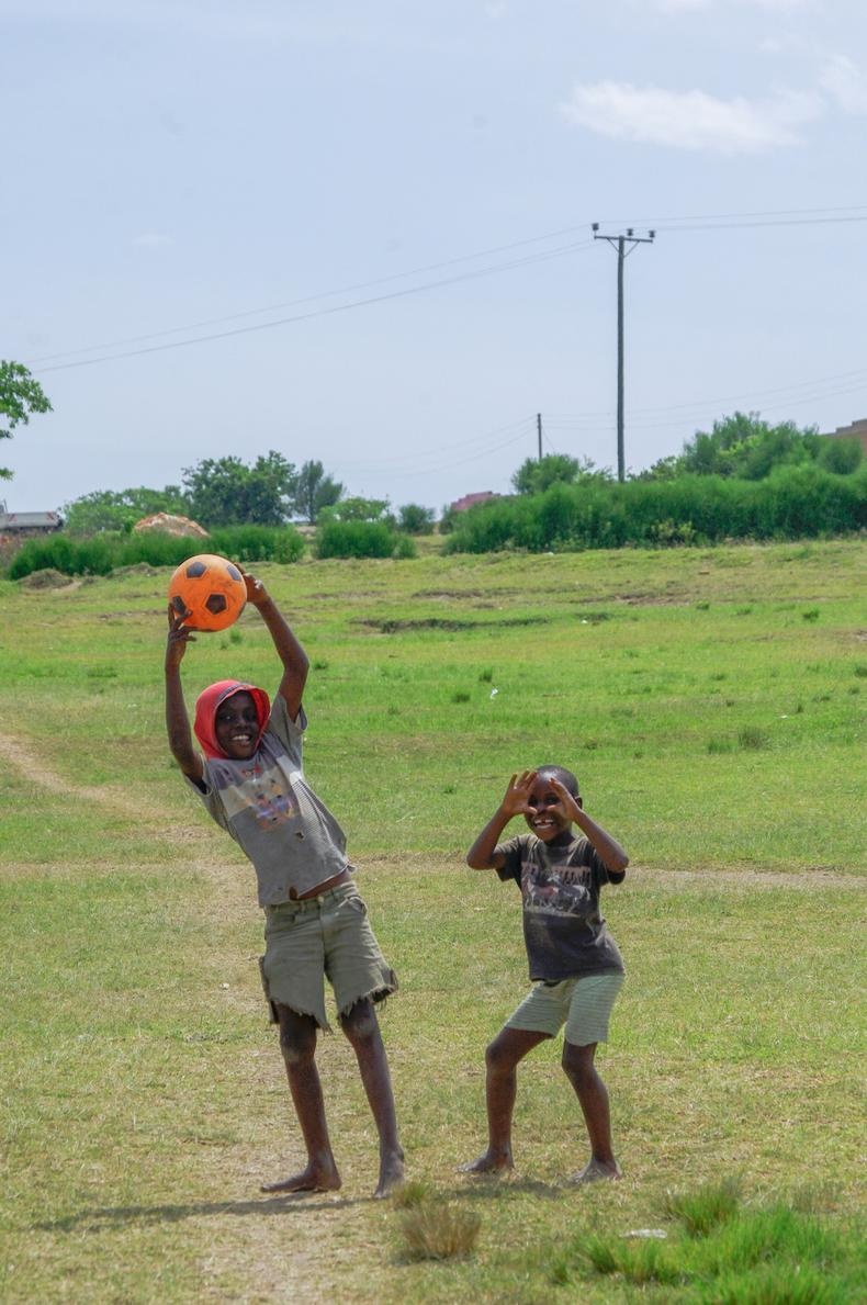 来自黑人足球小子的热情招呼