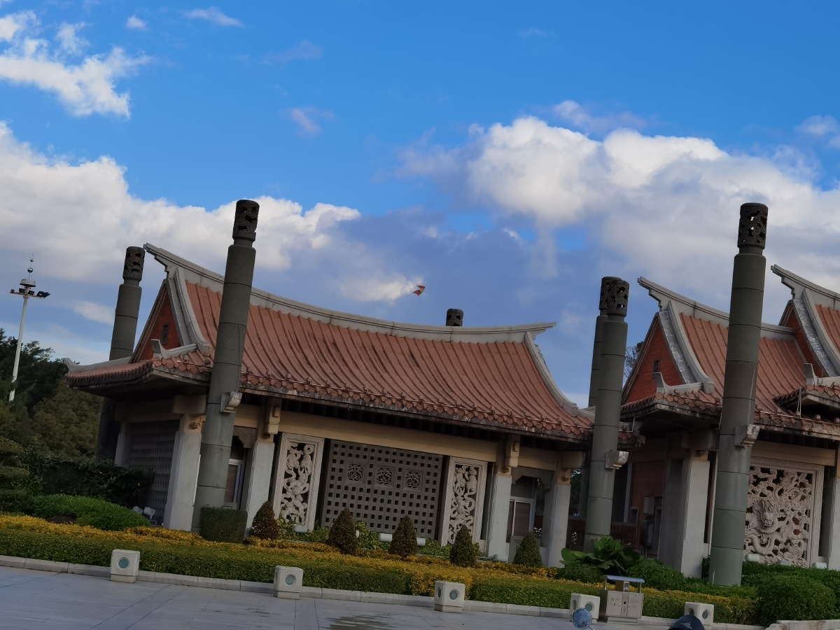 栅栏里与石柱后的泉州小西湖公园矮建筑无滤镜