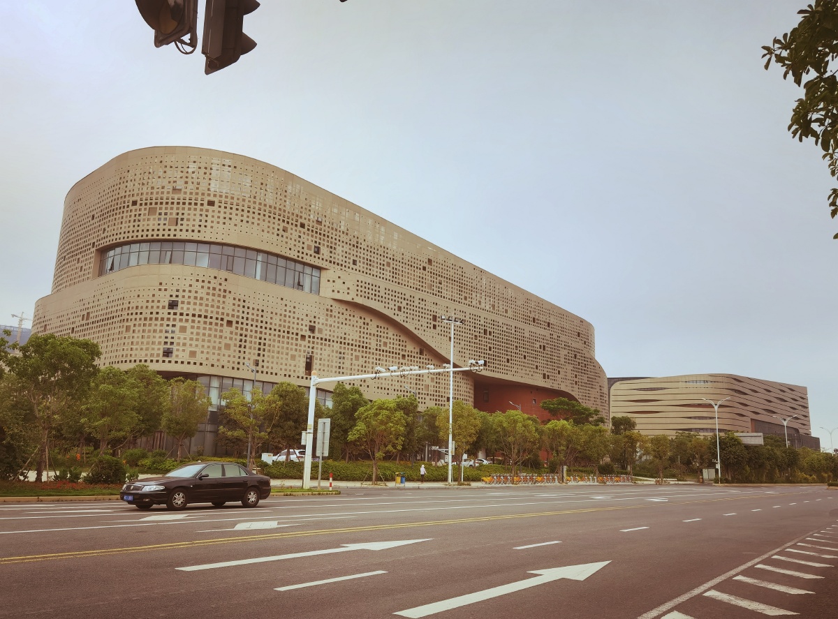 泉州图书馆大门之外