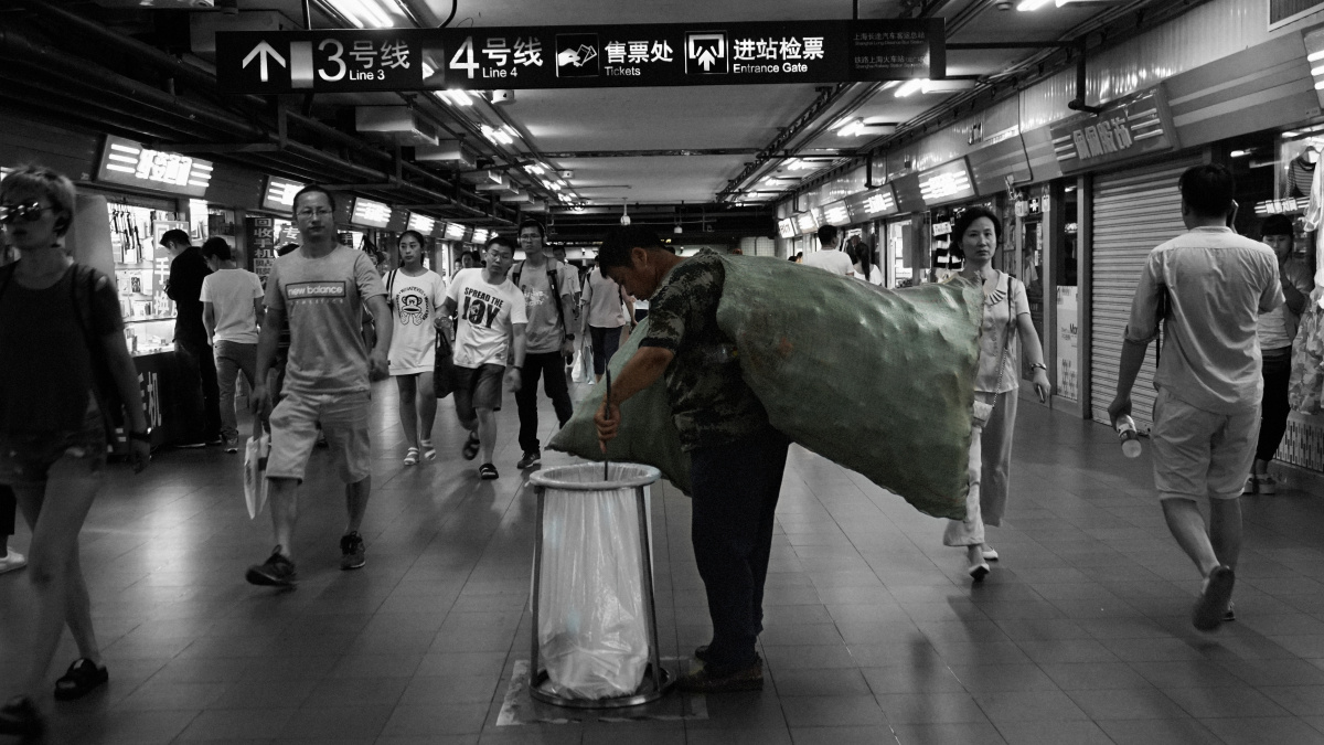 路人的冷漠的眼神并没有告诉我们答案.