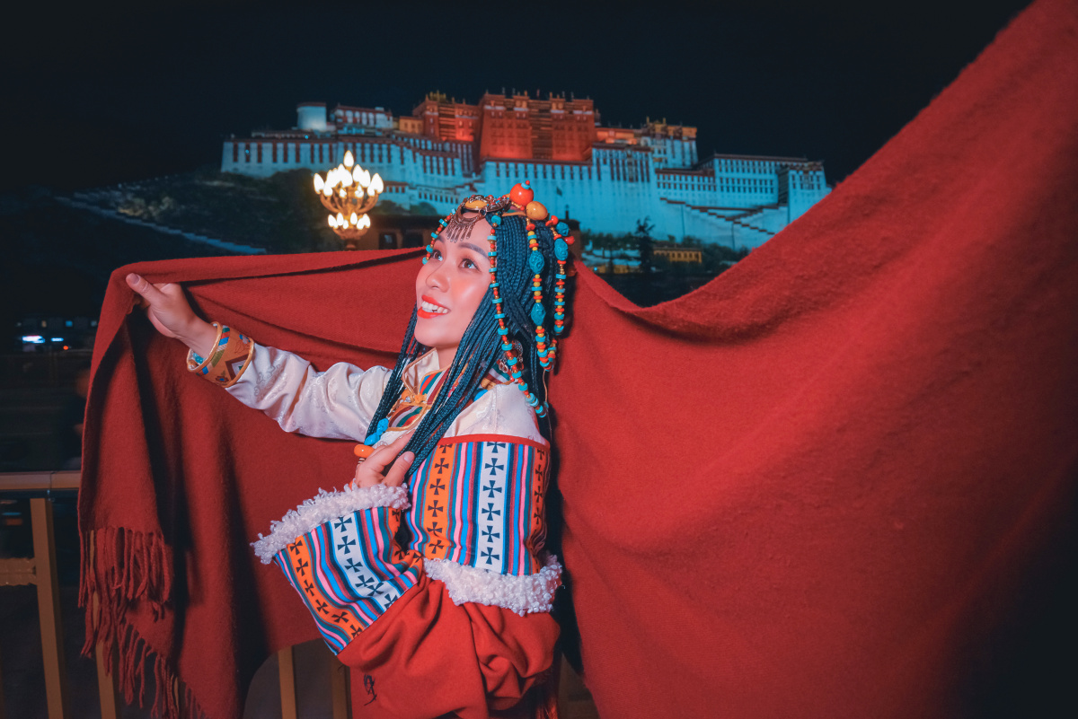 布达拉宫夜景人像写真03