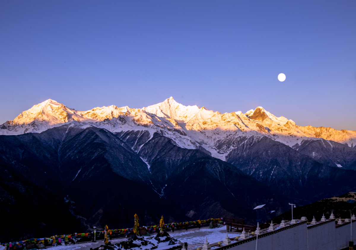 梅里雪山日照金山