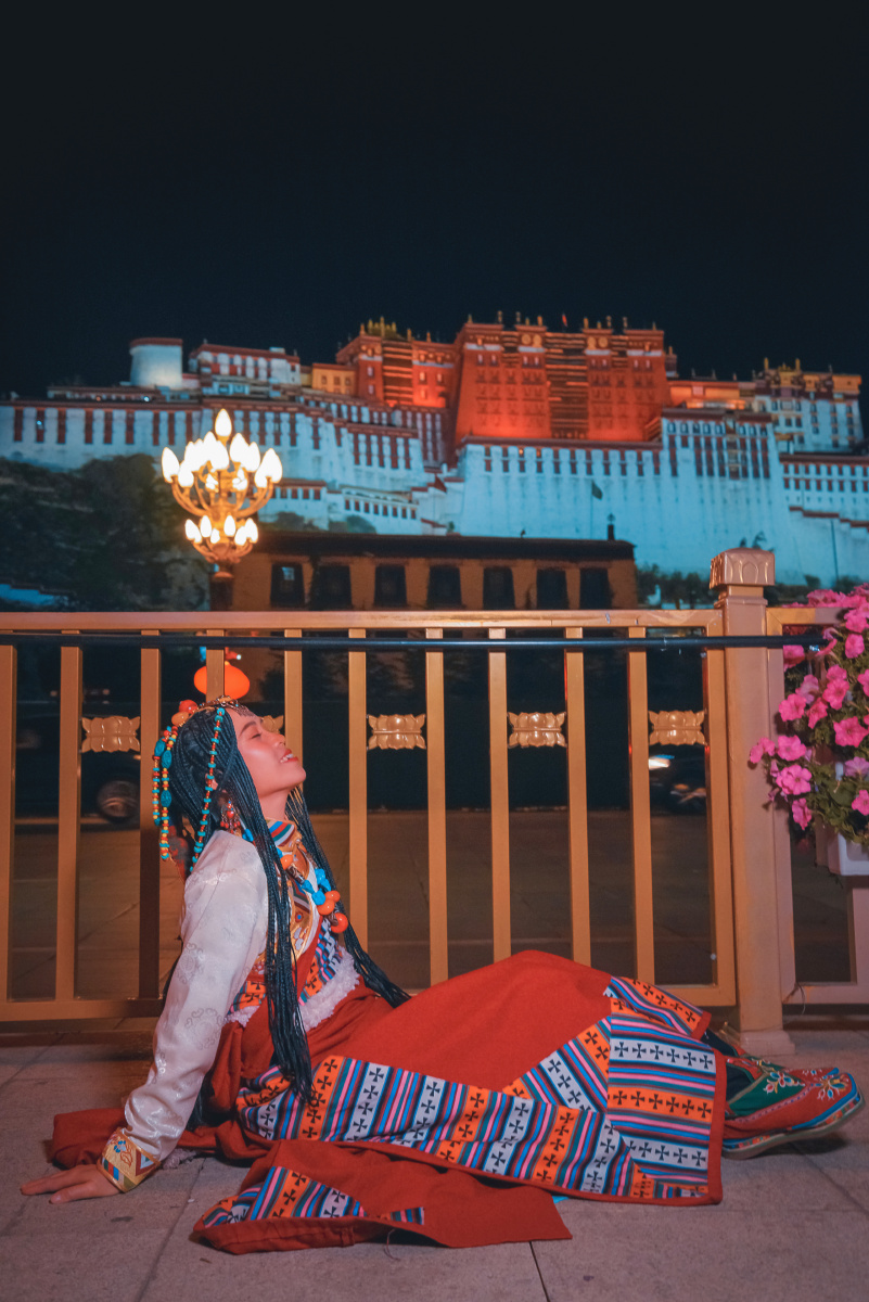 布达拉宫夜景人像写真03