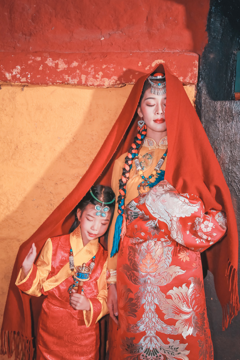 布达拉宫夜景人像写真母子藏装