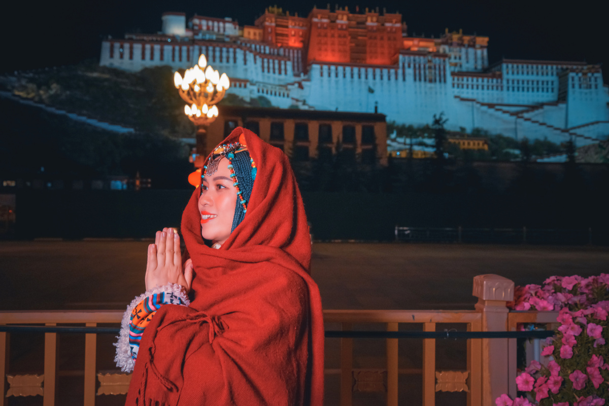 布达拉宫夜景人像写真03