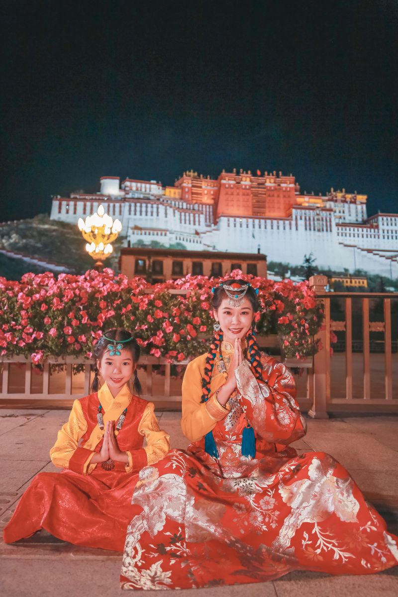 布达拉宫夜景人像写真母子藏装