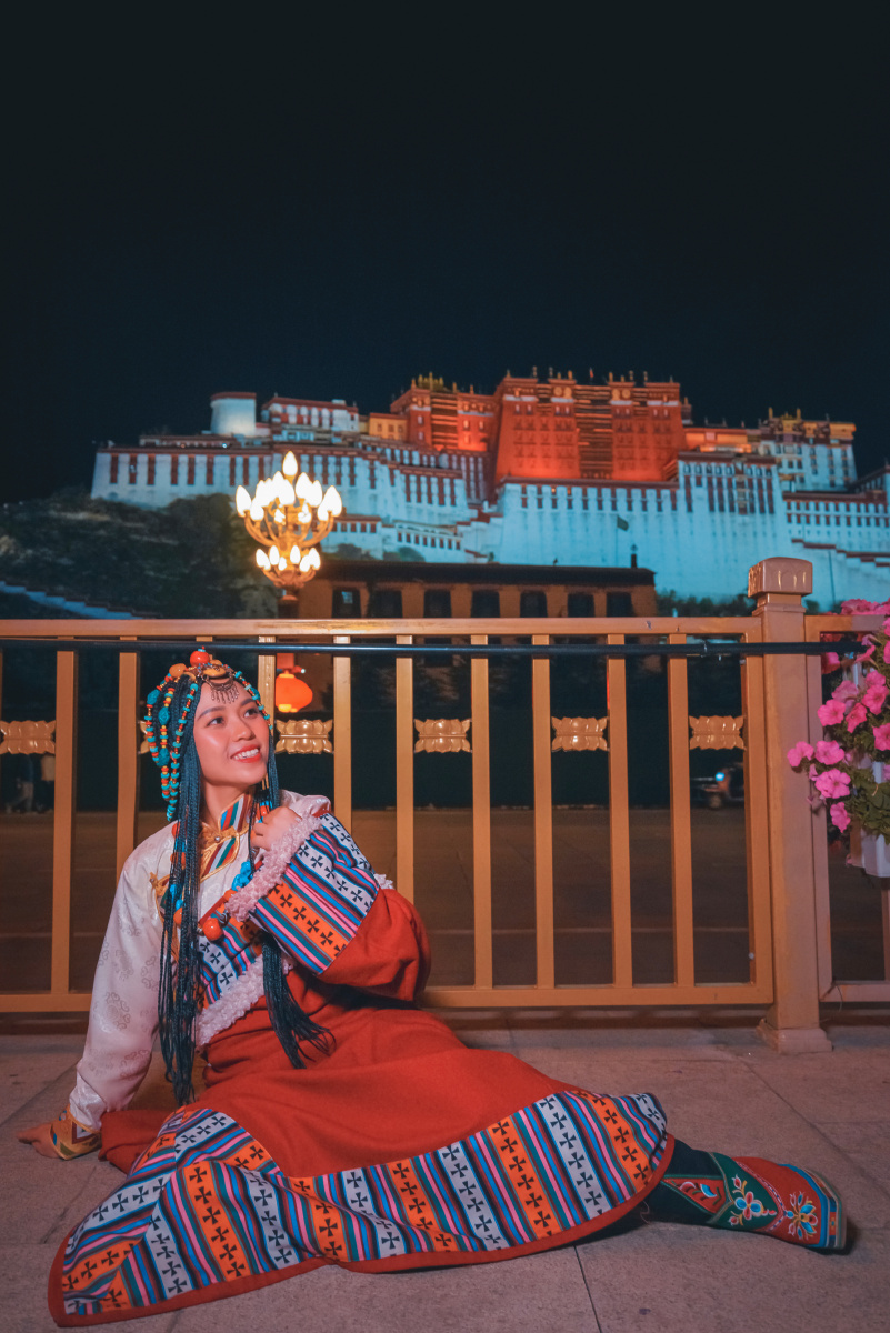 布达拉宫夜景人像写真03