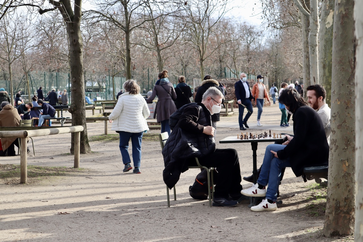 巴黎卢森堡公园下棋的人回暖的巴黎