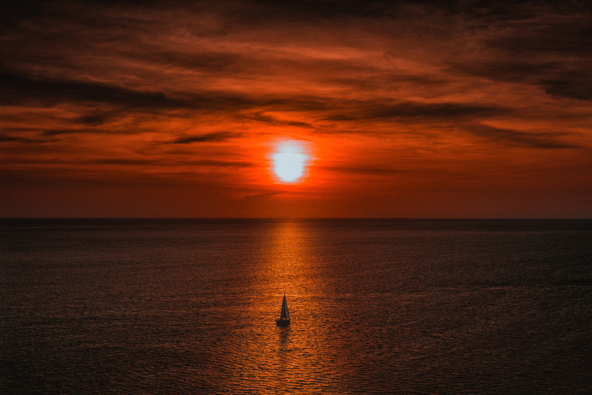 海上日落,孤帆远航,拍摄于泰国神仙半岛.