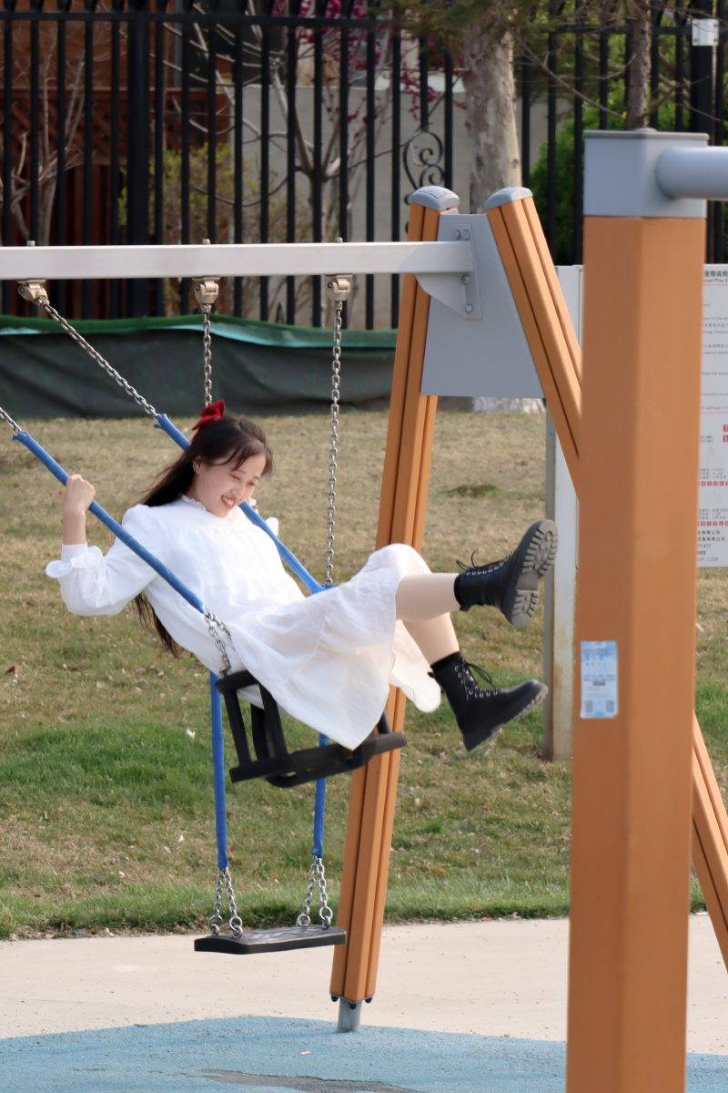 又一次回顾了小时候荡秋千的感受!