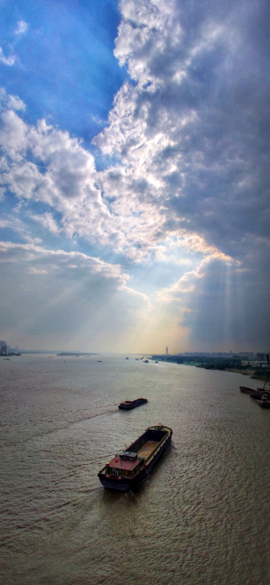 航标拍摄于南京长江大桥阳光多云丁达尔完美碰撞拿起手机随手一啪船便