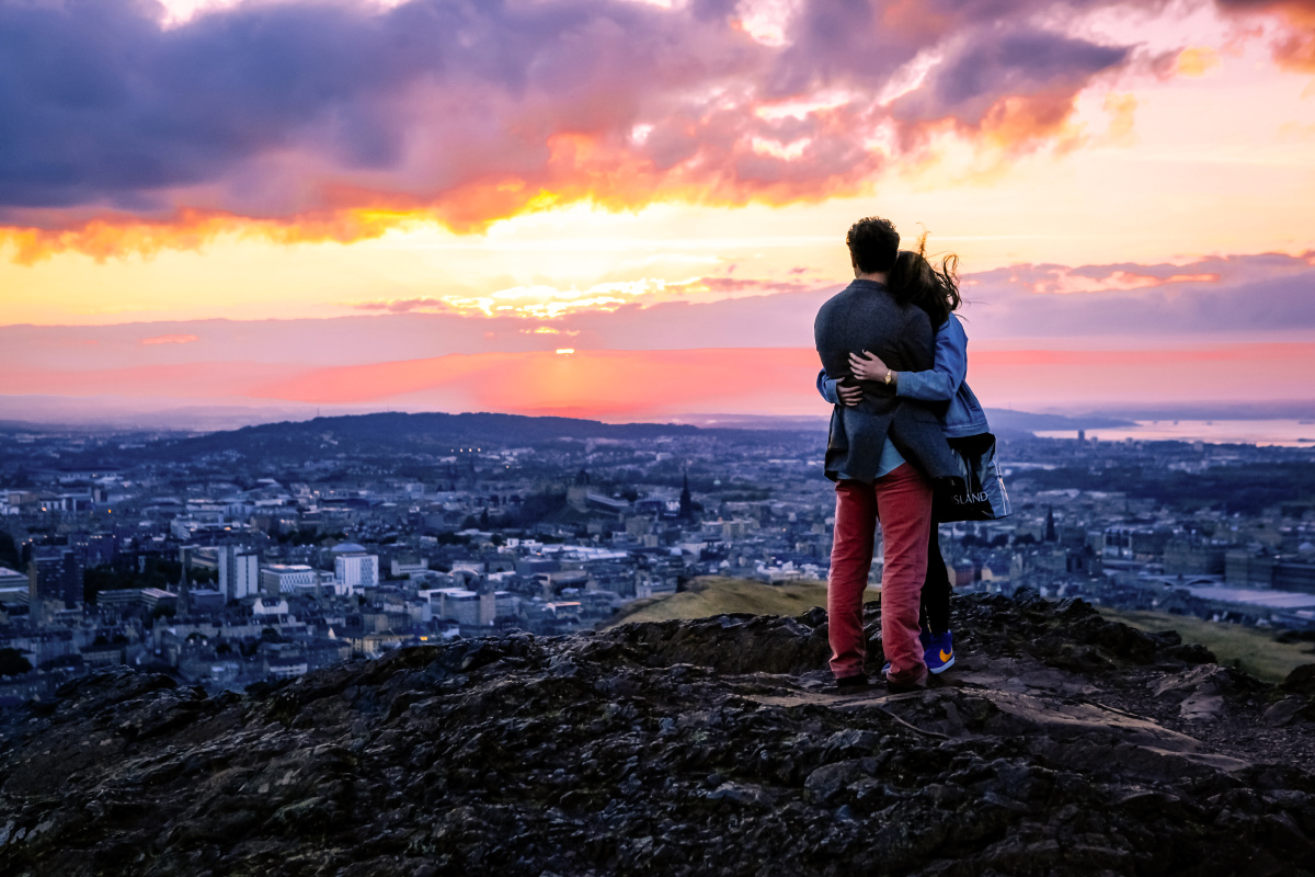 爱丁堡山顶的恋人