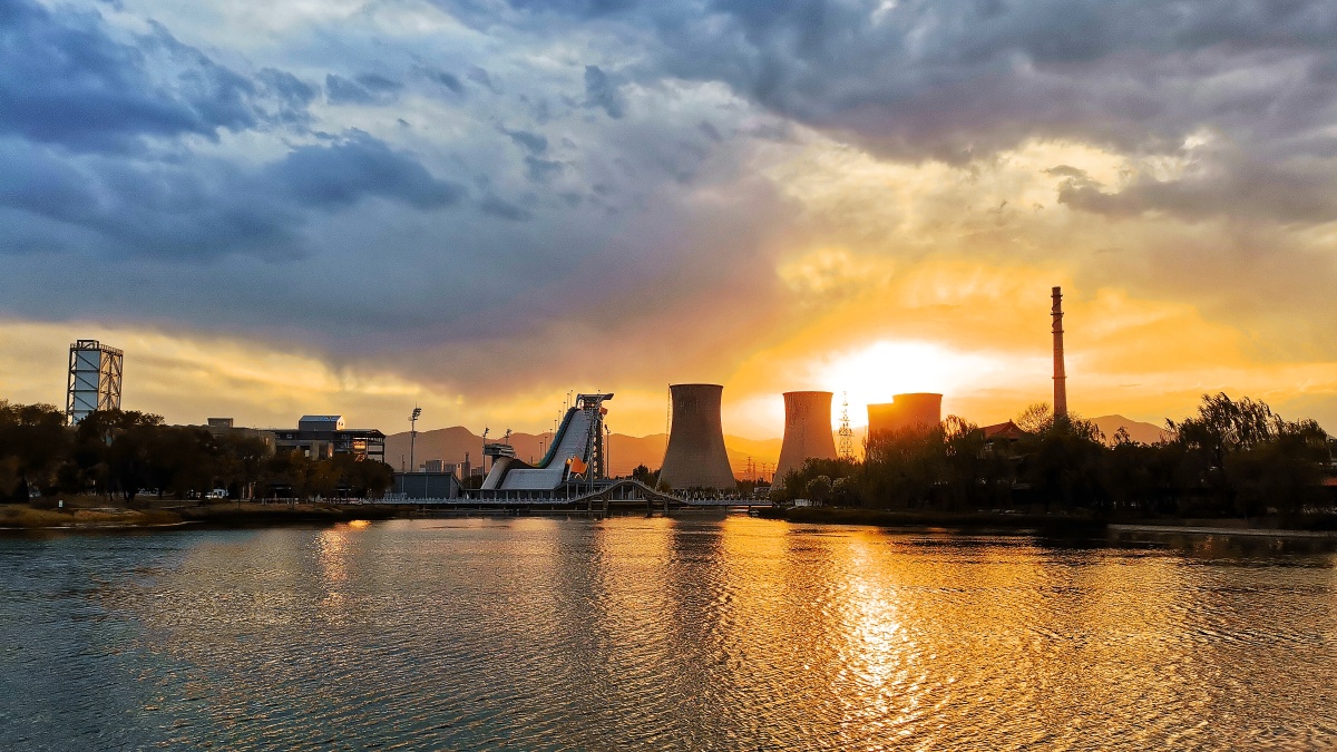 群明湖畔晚霞映照