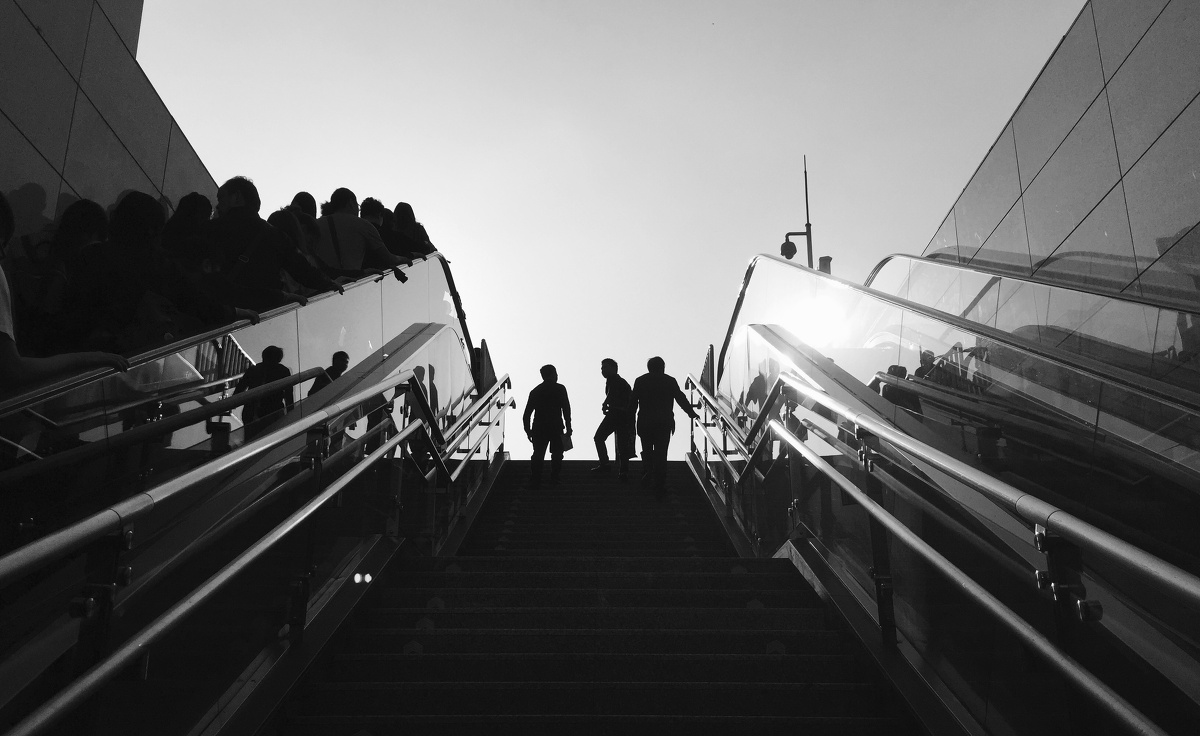 我们都渴望光明并朝着光明不断的前进,路上有千万的阻碍.