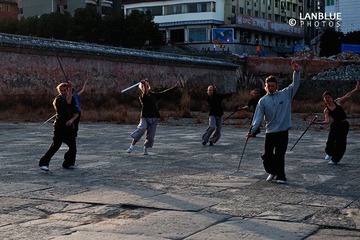 洋弟子学武当太极剑
