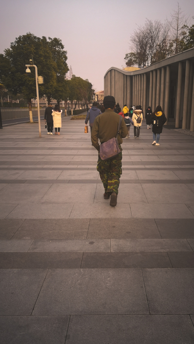 少年走路生风复古装扮异人潇洒