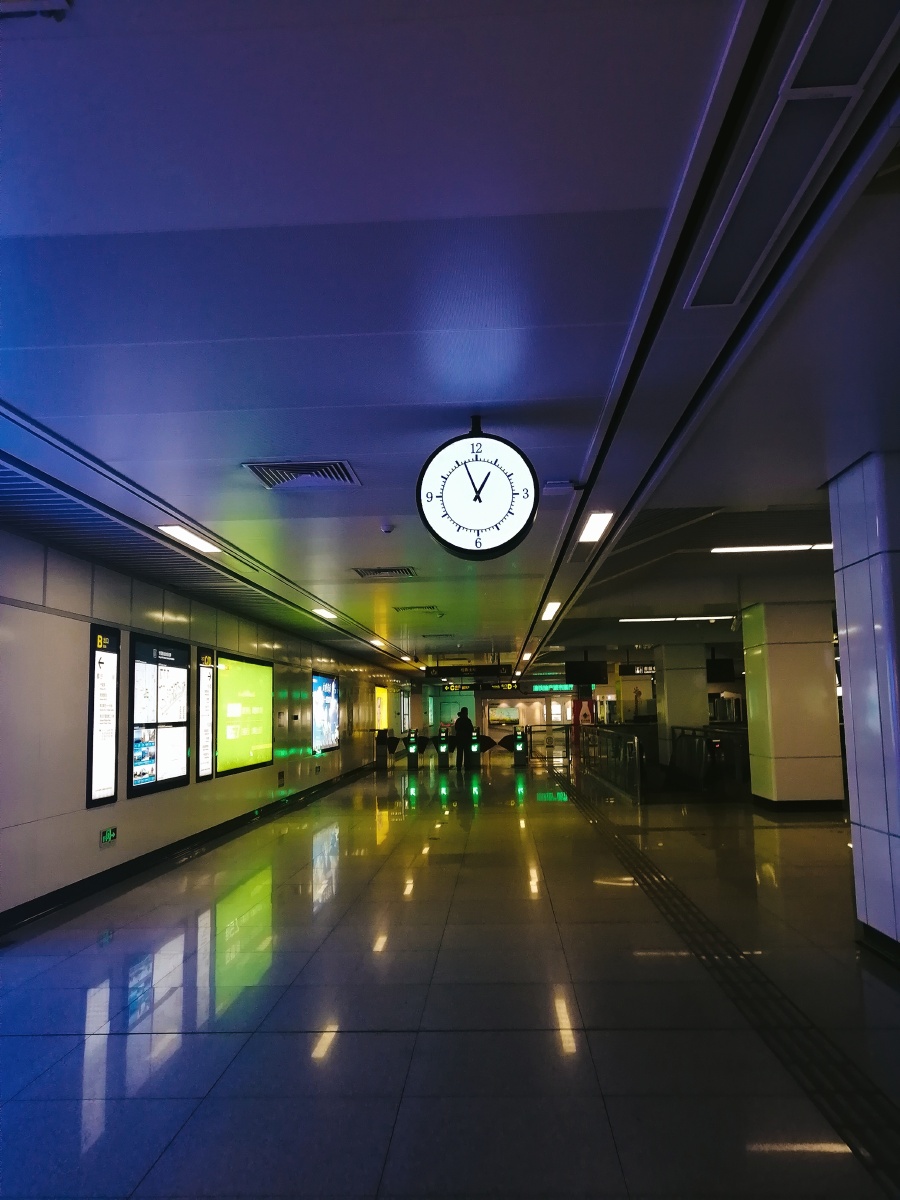 午夜时钟拍于青岛地铁