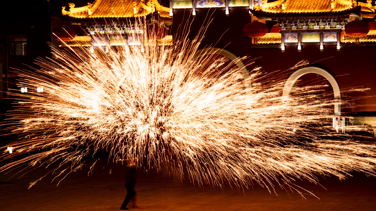 铁水打花又叫打铁花是陕西省米脂县一种独特的民间