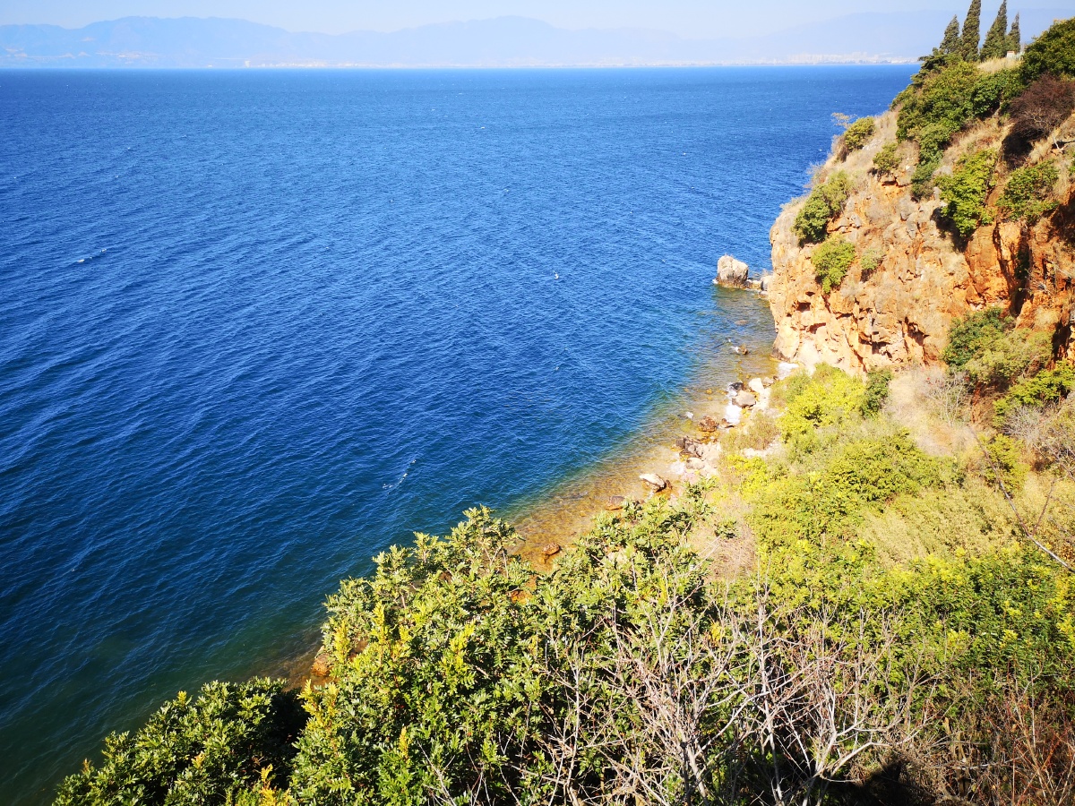 云南抚仙湖东岸大湾村南侧美丽的湖岸线
