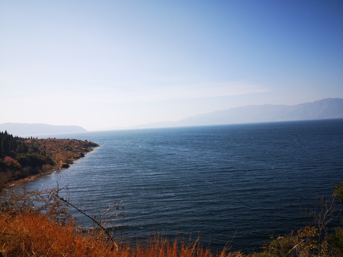 云南抚仙湖东岸大湾村南侧美丽的湖岸线