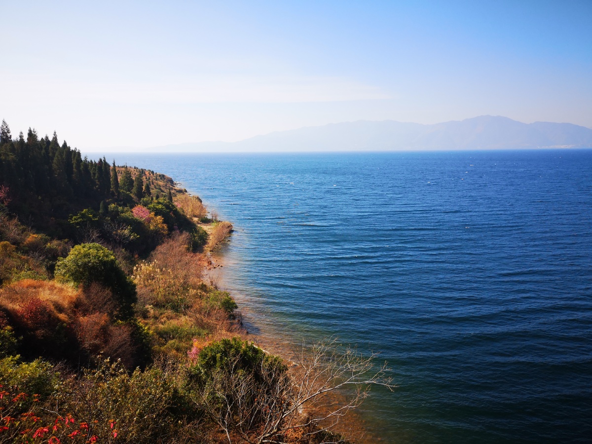 云南抚仙湖东岸大湾村南侧美丽的湖岸线