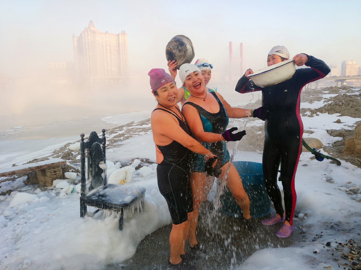东北吉林,一群不怕冷的冬泳爱好者.