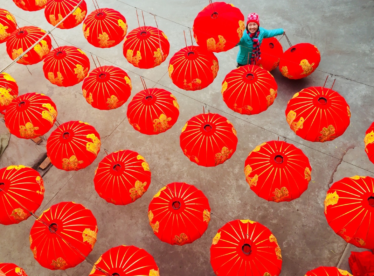 山西临汾农家小院挂灯笼的场景