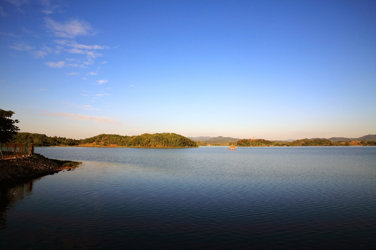 合水水库是兴宁市一个重要饮用水源地风光优美水质清澈湖心岛水上楼台