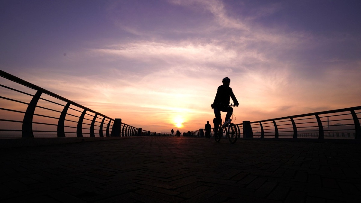 在深圳湾每天有很多人晨练或跑步或骑车随着太阳徐徐升起带给人一天的