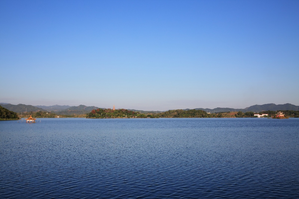 合水水库是兴宁市一个重要饮用水源地风光优美水质清澈湖心岛水上楼台