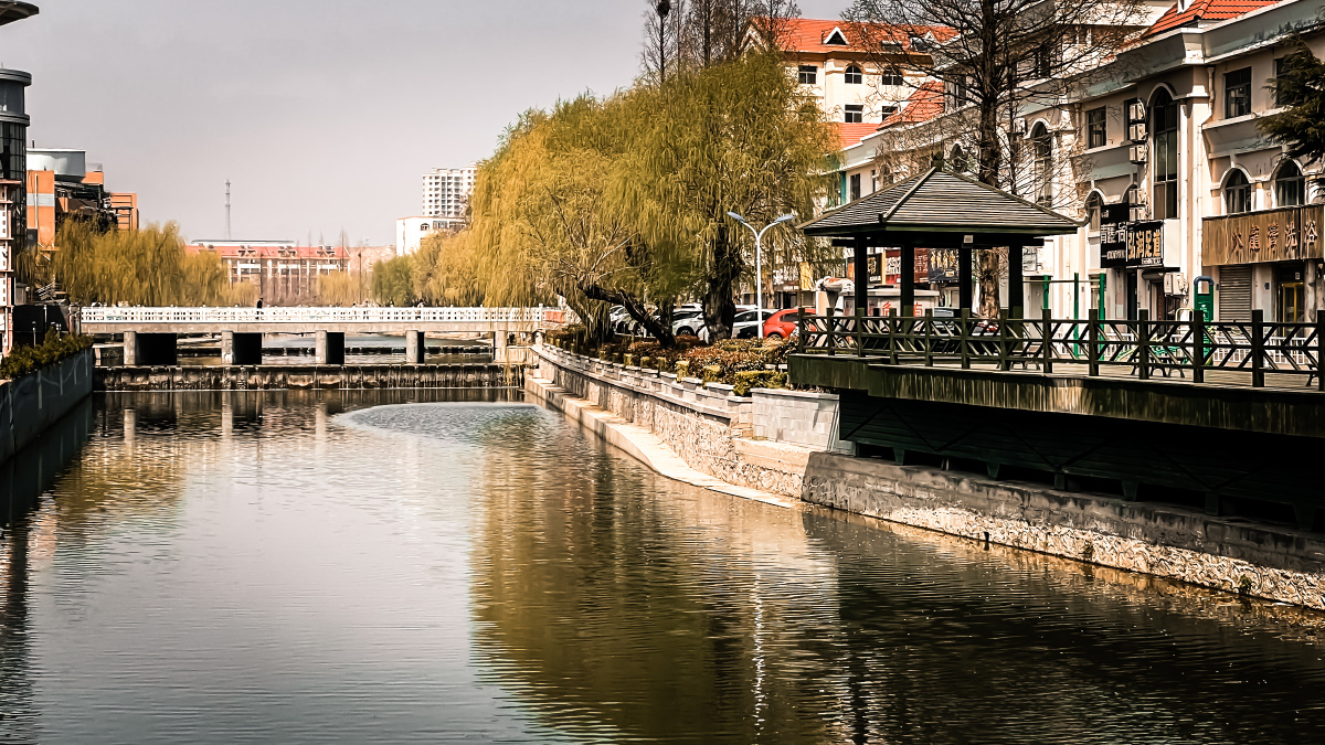 荣成市区一角,街道干净,安静,人少.