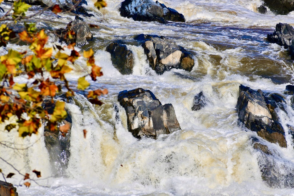 滚滚而来的河水奔流直下气势磅礴摄于大瀑布国家公园