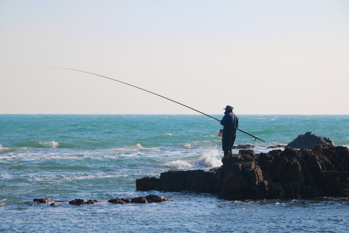 青岛八大关海边的垂钓者.