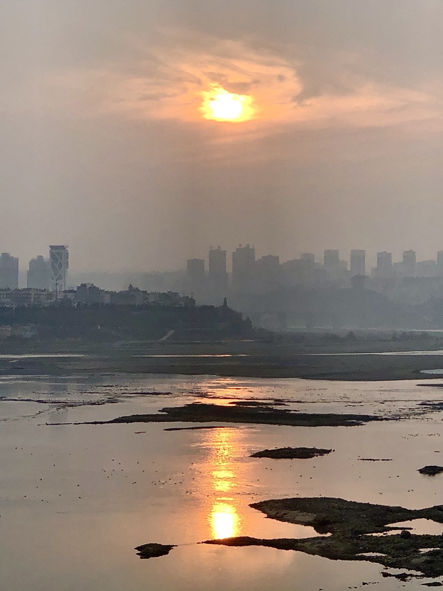 一轮赤日染苍穹,千