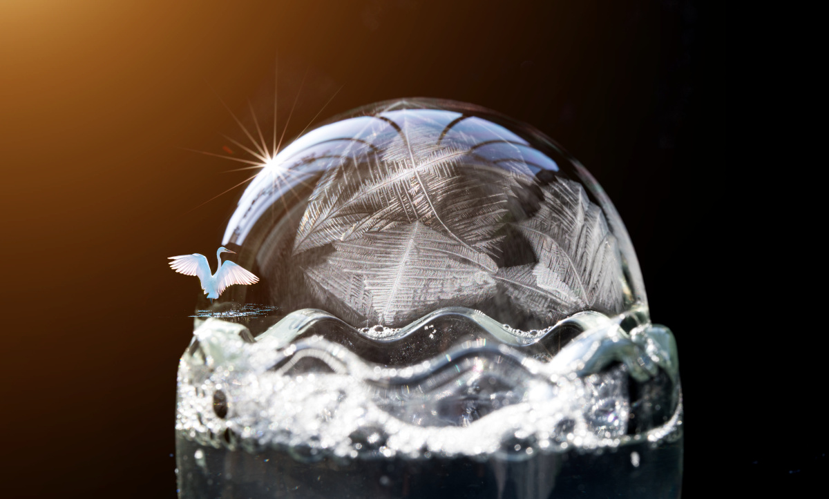 寒冷的冬天,泡泡瞬间结出冰花.