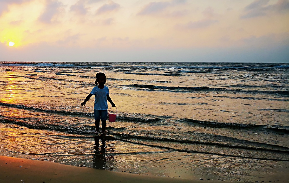 海边看夕阳偶遇一小女孩手机随拍